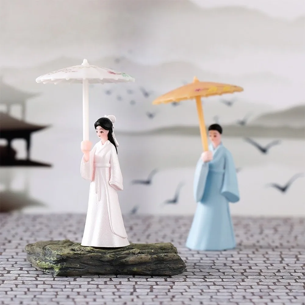 Antique Umbrella Couple Figurine Cartoon Character Mini Miniature Landscape Decoration Romantic DIY Couple Statue Home Decor