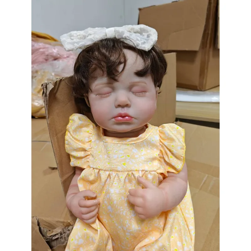 48 cm schattige herboren babypop meisje Loulou handgeworteld bruin haarpop met gele bloemenjumpsuit
