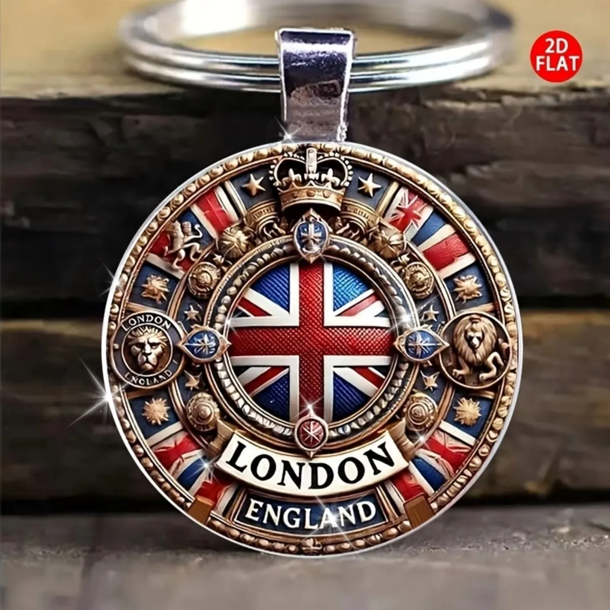 Chaveiro vintage de Londres: pingente redondo de vidro com motivos Union Jack, coroa e estrelas. Um presente elegante e patriótico.
