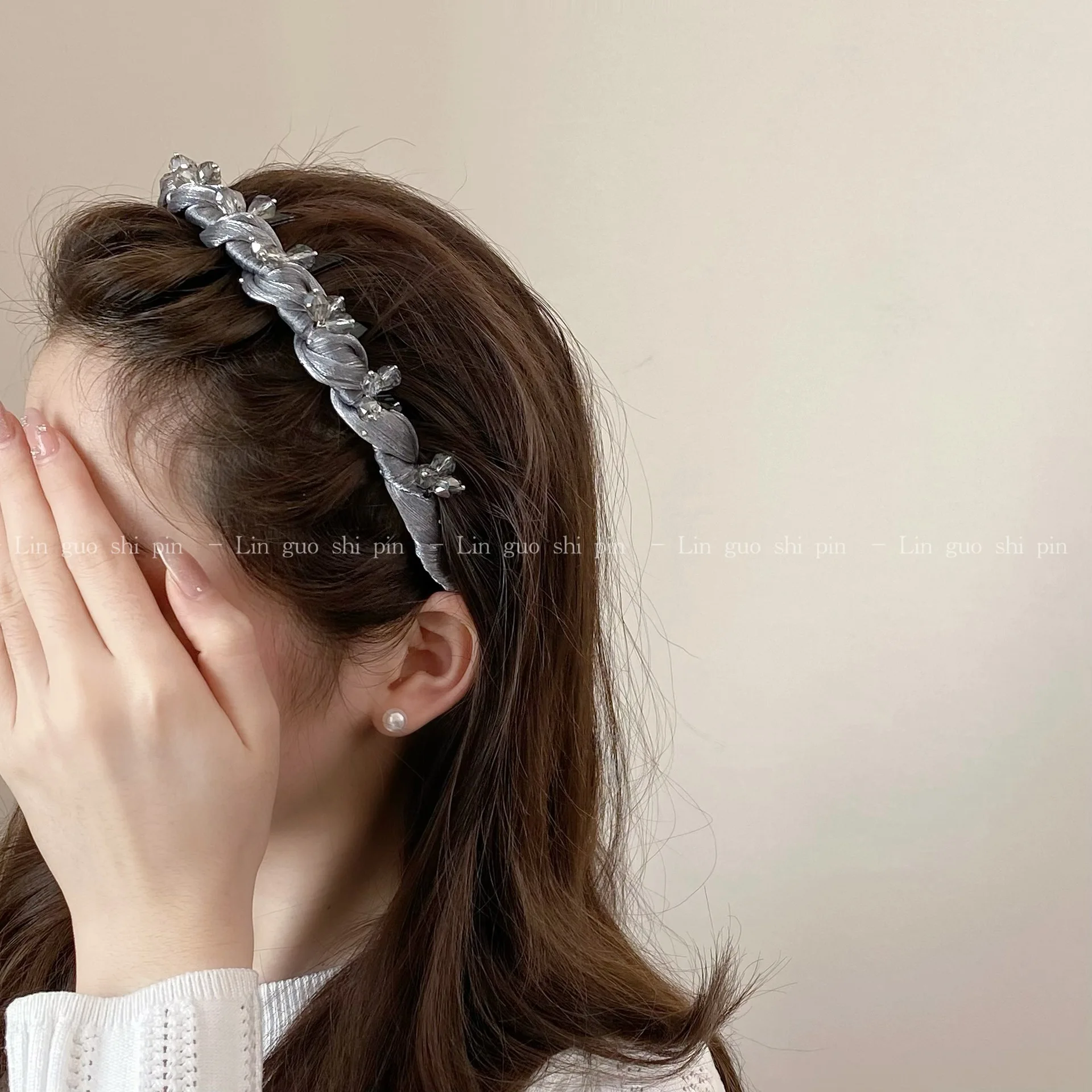 

Хит продаж: Премиальный шикарный ободок для волос со стразами и зубчиками, нескользящий, для придания объема, для повседневного использования, для женщин