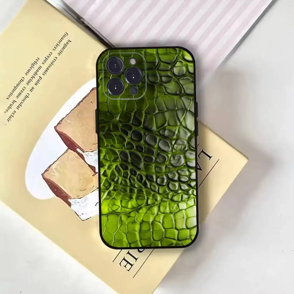 حافظة هاتف بنمط جلد الثعبان لهاتف iPhone16,15,14,13,12,11 Plus,Pro Max,XS,X,XR,SE,Mini,8,7,Soft Black Cover