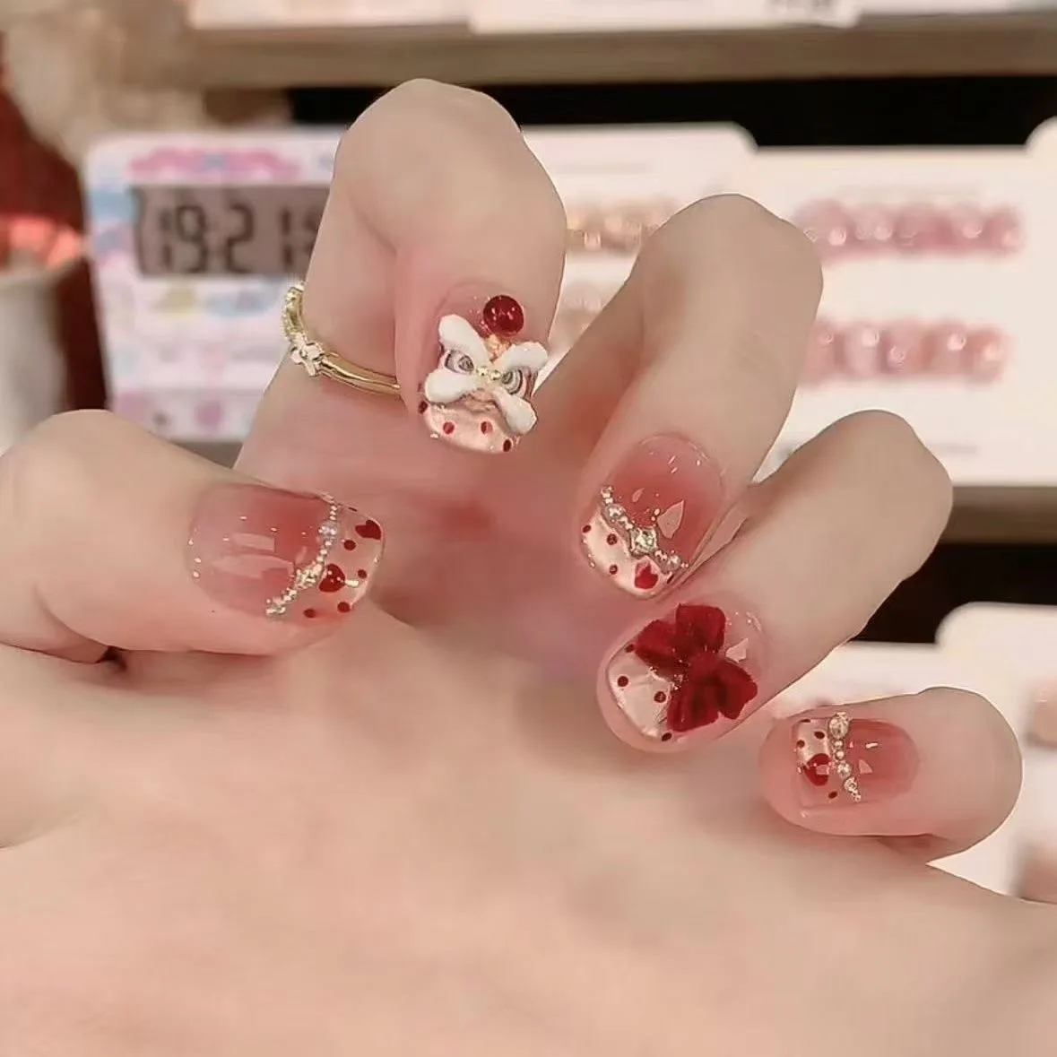 

Handmade French Style New Year Waking Lion Press On Nails Cute Peach Heart Cat Eye Fake Nails Red Bow Pearl Wearable Nail Art