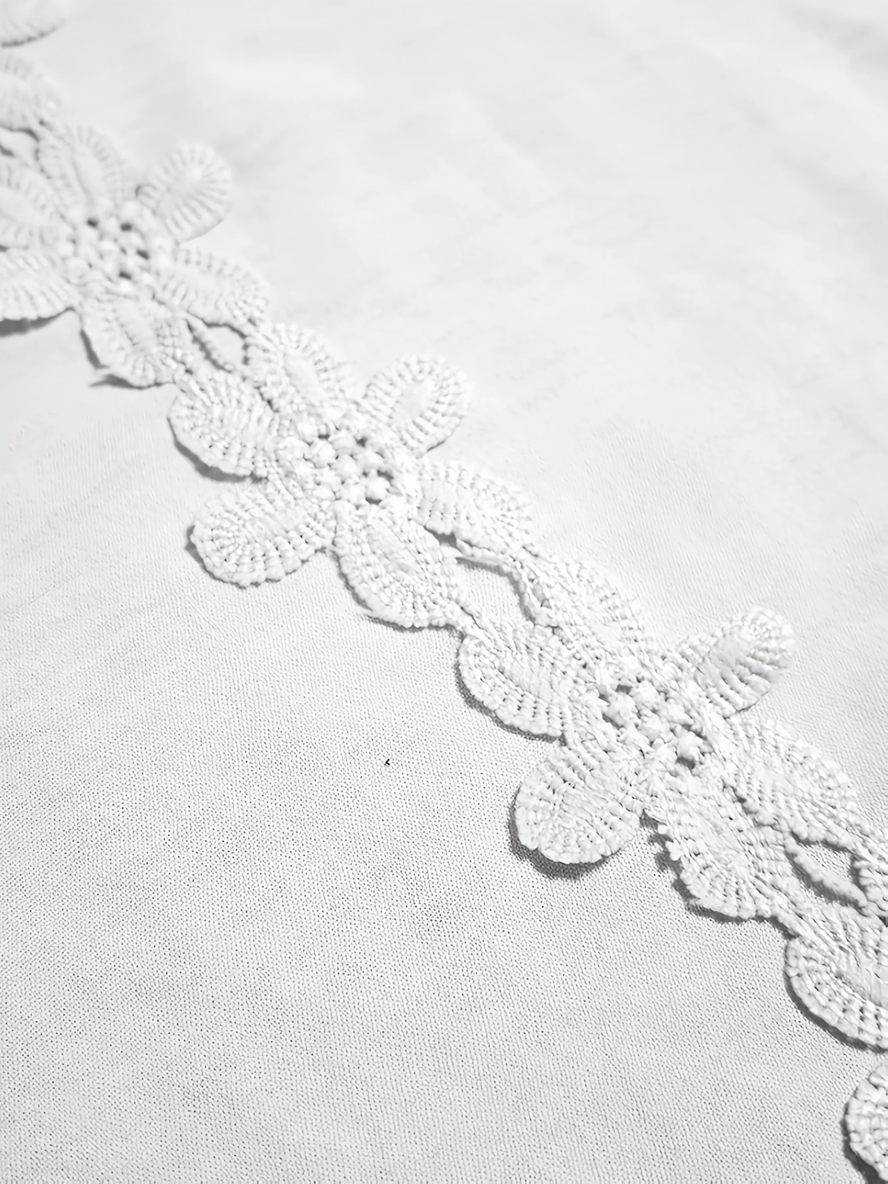 Stilvolles Plus-Size-Damenoberteil mit elegantem Blumendetail für mühelosen Komfort – Detail 9