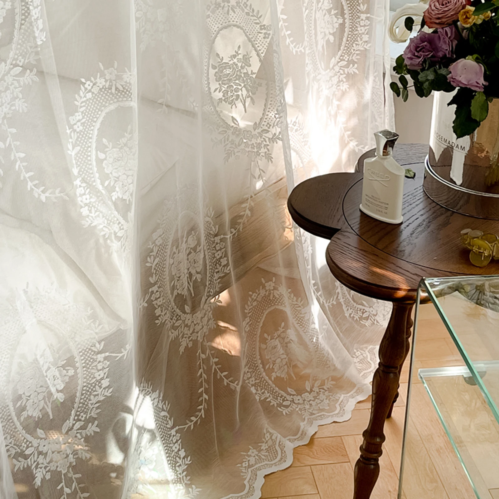 ジャカードレースのベッドカーテン、トリプルドアデザイン、グレアをブロックし、プライバシーを強化、花のモチーフが寝室に魅力を加えます。
