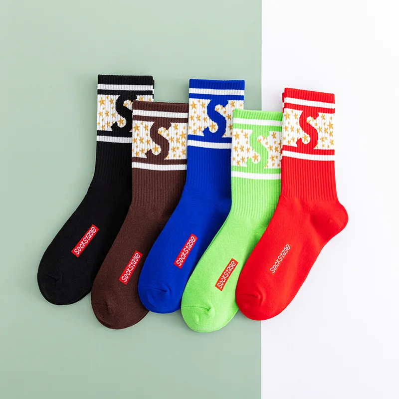 A pair of high-quality fashion street skateboarding hip-hop men's tube socks breathable and non-slip