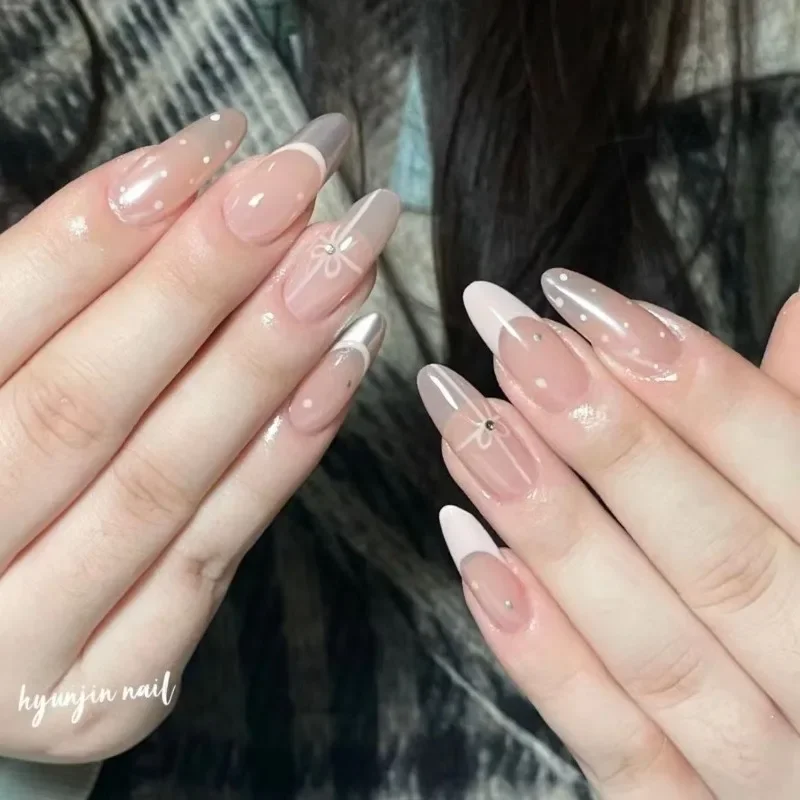 Unhas falsas curtas feitas à mão com cola, prensa elegante em unhas para meninas, unhas falsas adesivas de amêndoa removíveis com caixa e ferramentas