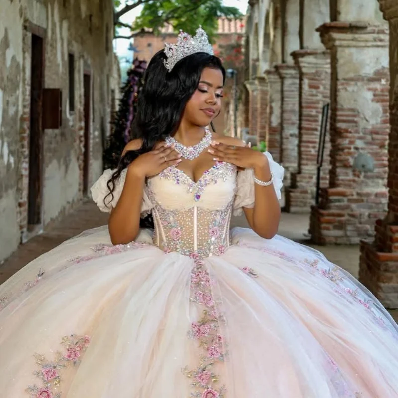 

Светло-розовое платье для квинсеаньеры с открытыми плечами, блестящими аппликациями, хрустальными цветами, длинным шлейфом и бантом. Платье для 15-летия (Vestido De 15 Quinceanera). Возможно индивидуальное изготовление.