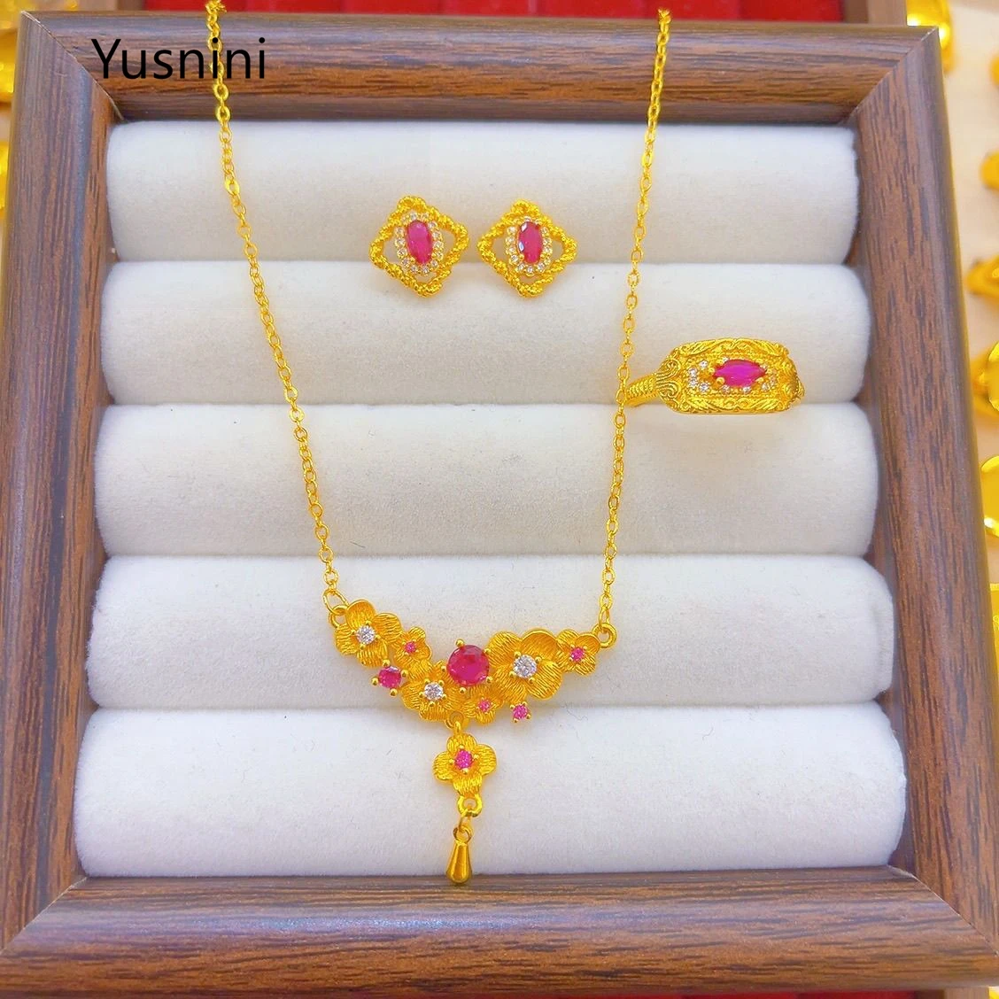 

Новый французский модный комплект украшений из Дубая: позолоченные 24-каратным золотом колье, кольцо и серьги. Изысканный набор для помолвки и вечеринок для влюбленных.