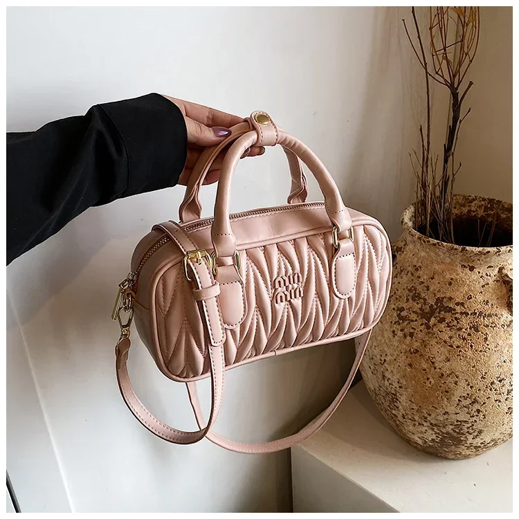 

Famous Women's Chain Strap Crossbody Bag Elegant Shopping Handbag Luxury Leather Zipper Shoulder Bag With Letter Logo