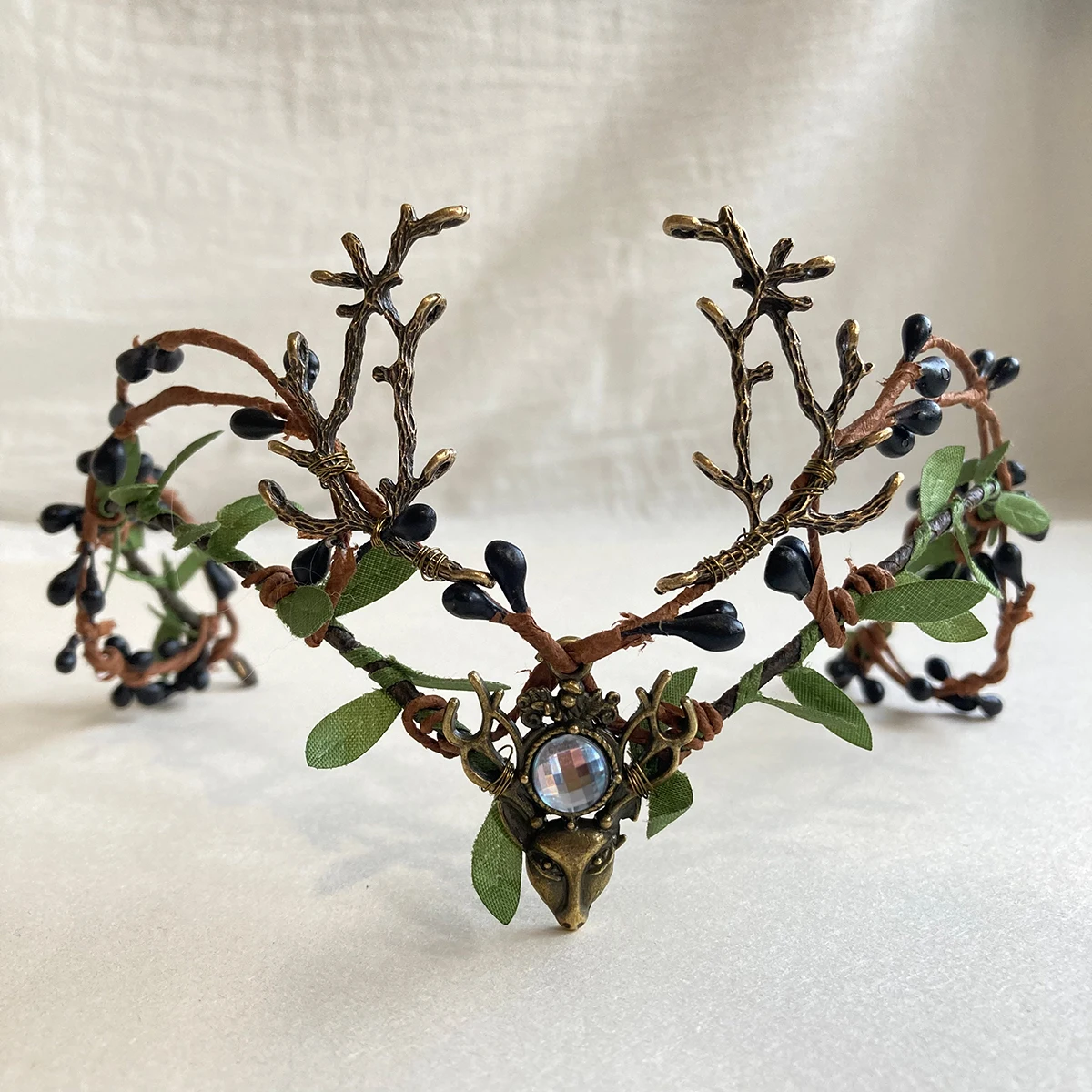 NATSORA Moon Woodland Stirnband Tiara mit Zweigen, Feenkrone, Elfenkrone für Braut, Hochzeit, Feen-Schmetterlingskostüm – Detail 15