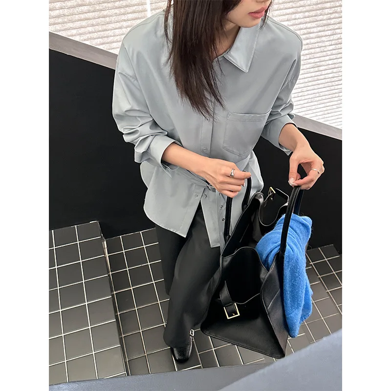 เสื้อเชิ้ตหนังปกเสื้อระดับไฮเอนด์ผู้หญิงฤดูใบไม้ร่วงใหม่หลวมและอเนกประสงค์เสื้อแขนยาวแบบมีสายรัด
