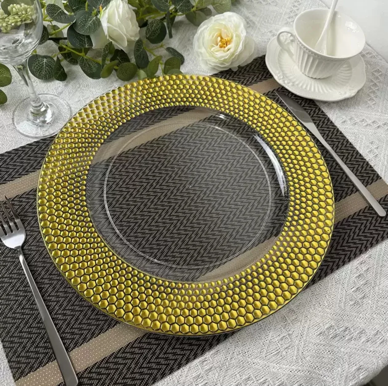 Assiettes de présentation perlées en plastique doré, plat de perles élégant, salade décorative, assiettes de mariage, 100 pièces par lot, 13 pouces, vente en gros