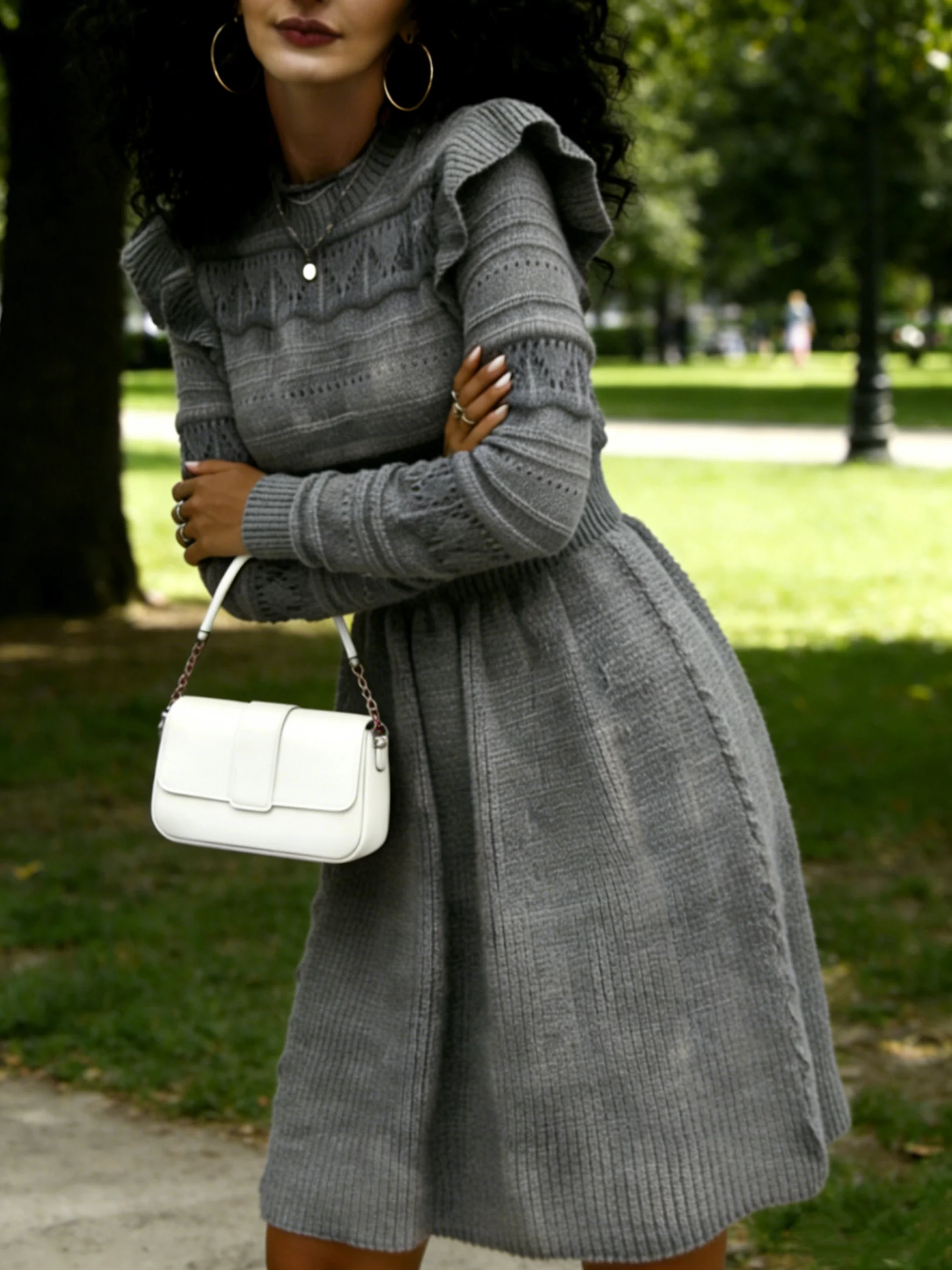 Elegancka szara sukienka z dzianiny: marszczone ramiona i niezwykła jesienna wdzięczność.