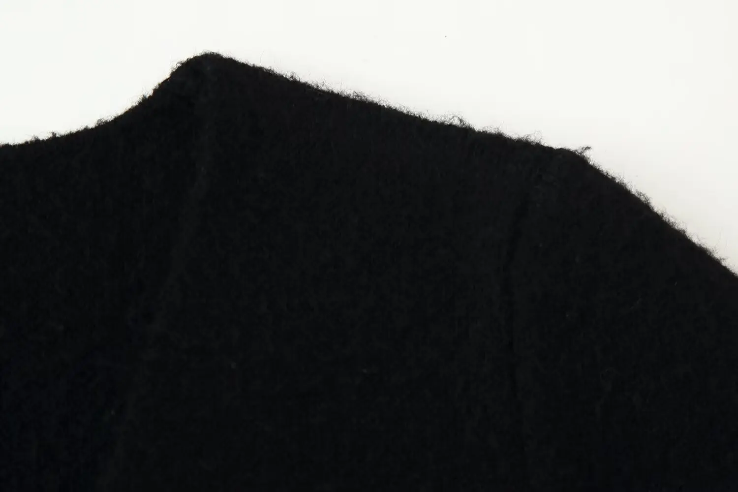 Krótki kardigan damski z metalowymi guzikami, dekolt w serek, stylowy strój do pracy, uniwersalny i podkreślający figurę.