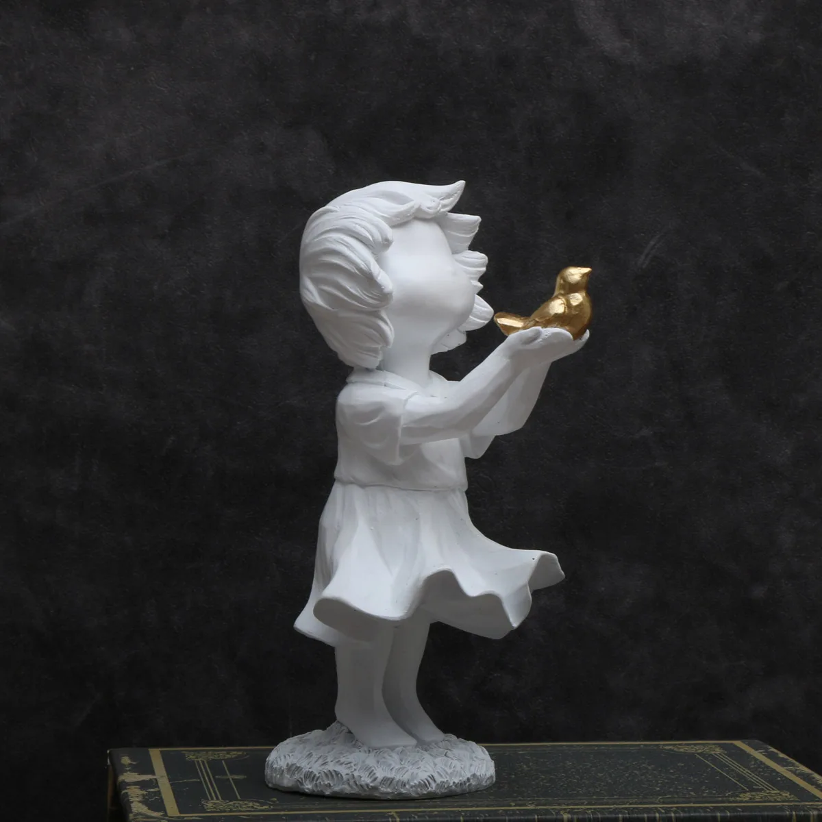Banksy-Herz-Ballon und fliegendes Mädchen, inspiriertes Kunstwerk, moderne Skulptur, Heimdekoration, Statuendekoration – Detail 16