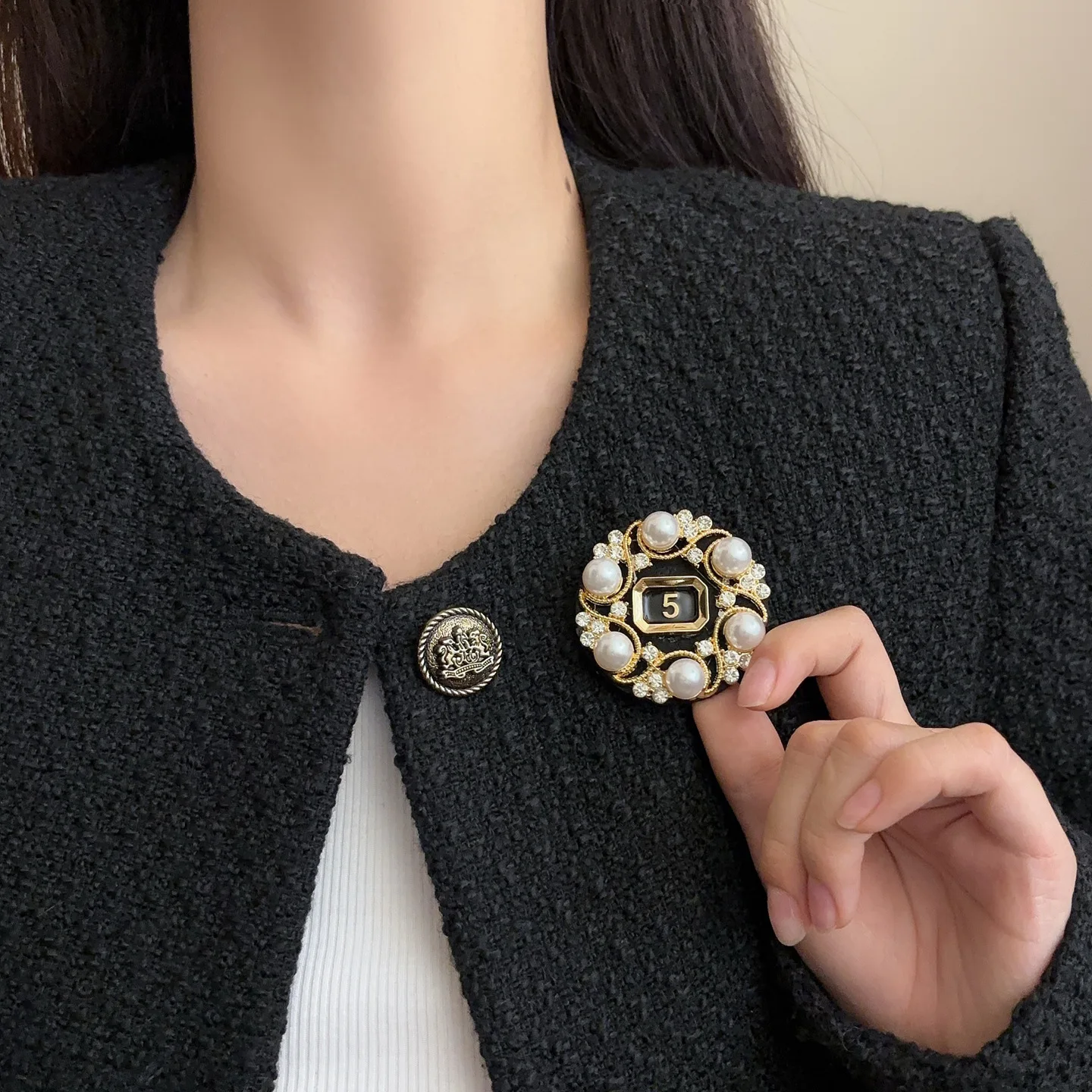 

Retro Crystal Pearl Tie Pins for Women 2026 Elegant Camellia Flower NO.5 Corsage Brooches Luxury Jewelry Accessories Gifts