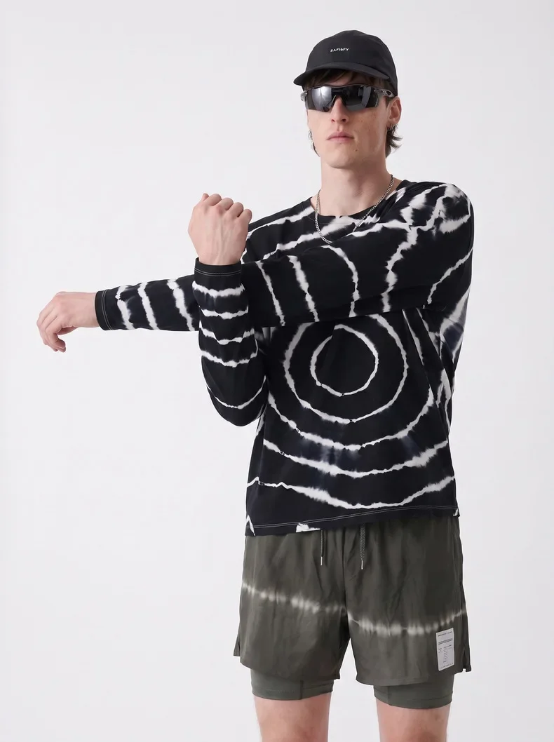 Herren Langarm-T-Shirt aus Merinowolle in Schwarz-Weiß mit Batikmuster – Weich & Dehnbar für Outdoor-Aktivitäten wie Wandern & Laufen – Detail 9