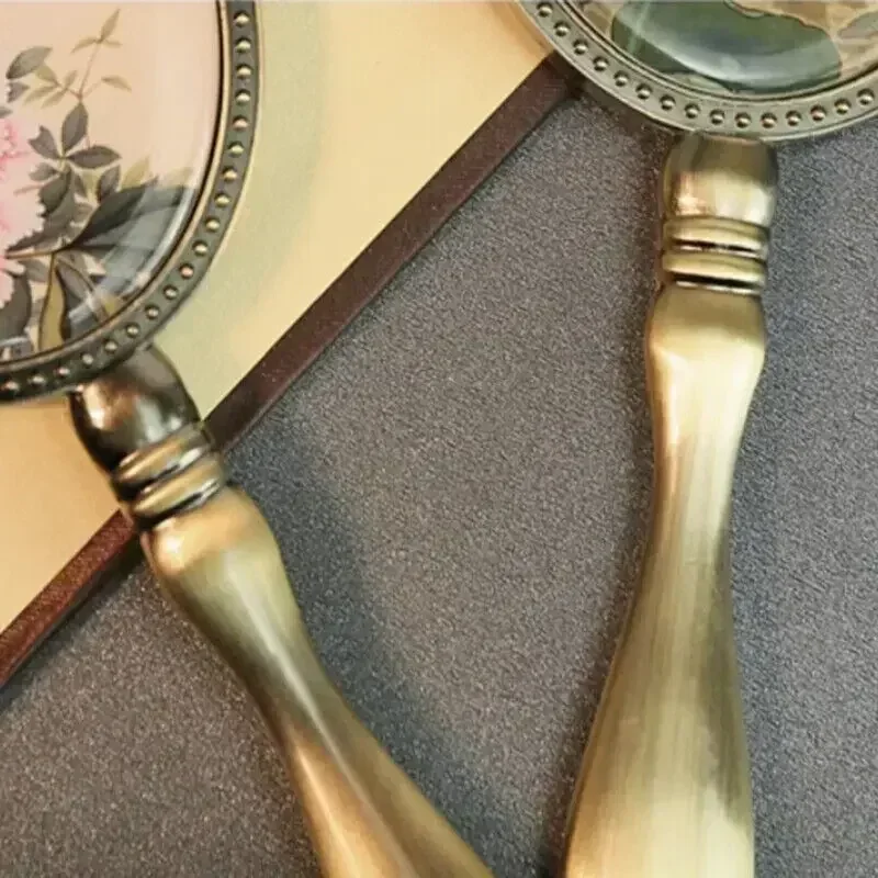 Retro Handheld Makeup Mirror Antique Flower Pattern Handle Makeup Mirror with Gift Box Creative HandHold Vintage Cosmetic Mirror
