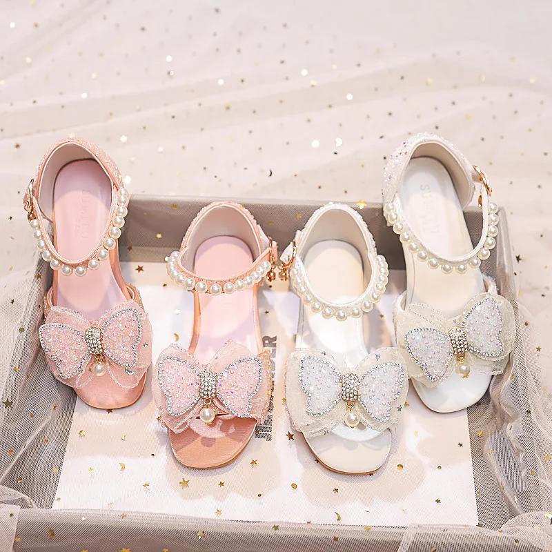 

Модные детские сандалии с жемчужным бантом, летние туфли принцессы с кристаллами для девочек, новинка 2025 года, обувь для выступлений на высоком каблуке для девочек