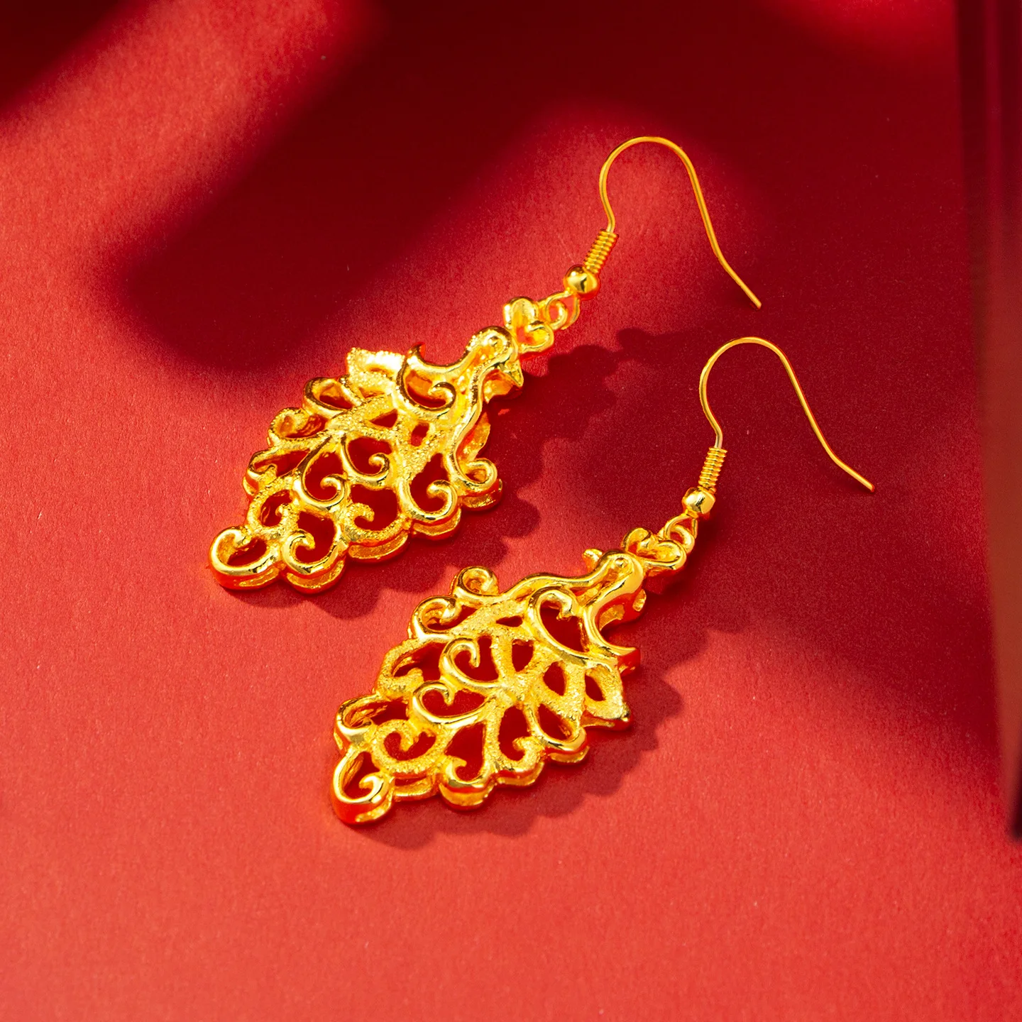 9999 gold hollow phoenix-shaped earrings for ladies, light luxury fashion bird-shaped earrings, wedding accessories