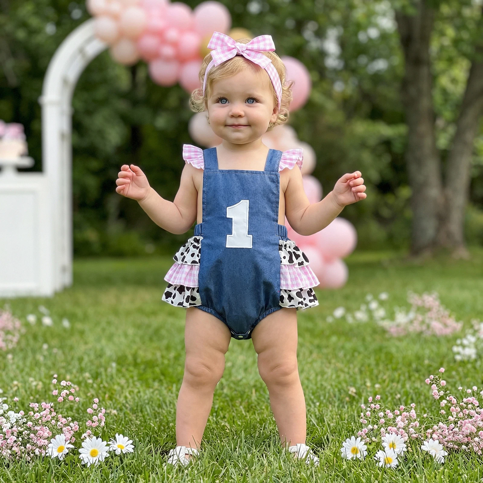 

Комплект для девочек на первый день рождения: очаровательный комбинезон с рукавами-крылышками, квадратным вырезом, в клетку, из денима, на подтяжках, и повязка на голову