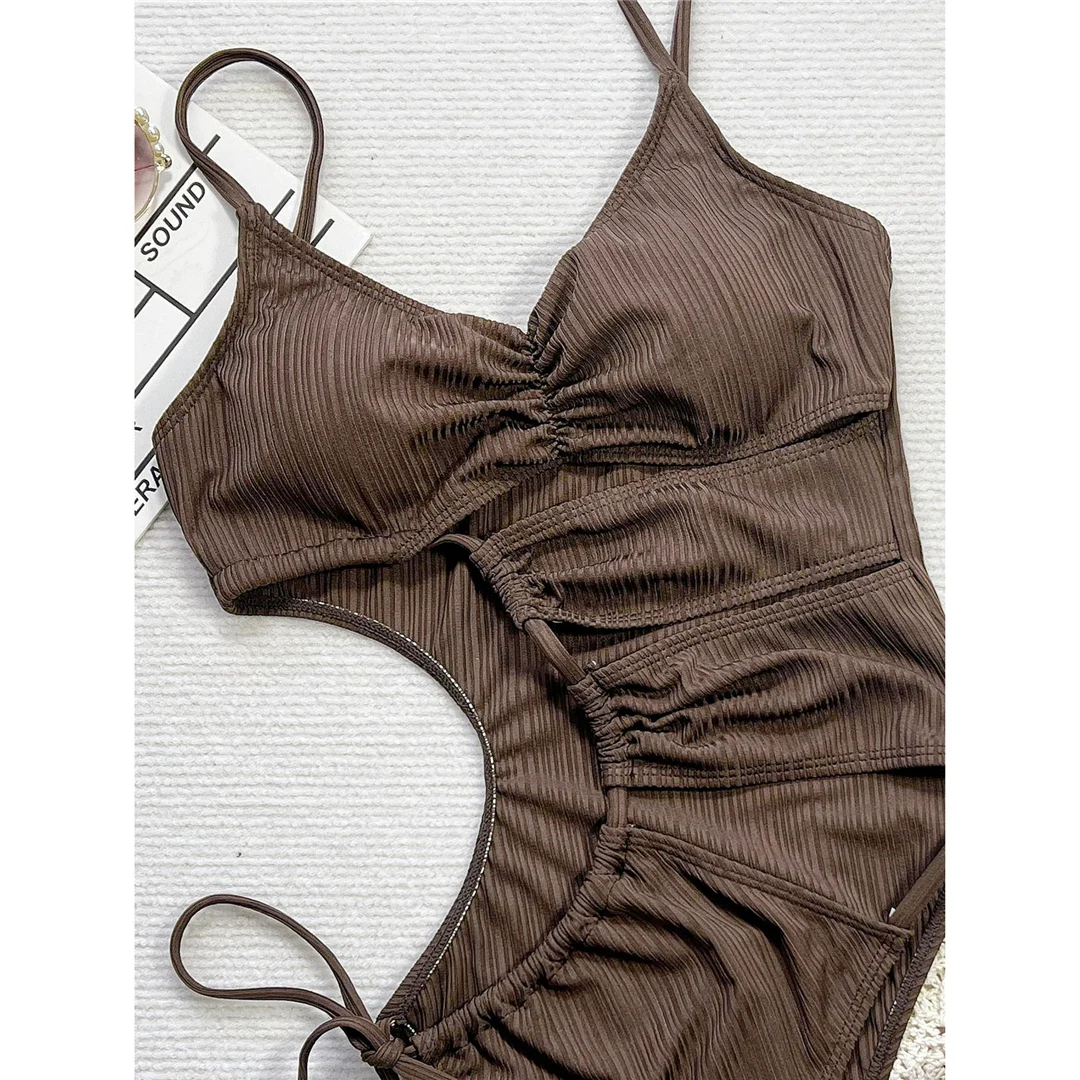 Sexy, asymmetrisch geschnittener, mit Schnürung versehener Damen-Badeanzug, einteiliger Badeanzug, femininer, geraffter, hoch geschnittener, gepolsterter Badeanzug, Badebekleidung, Modell V6361. – Detail 12