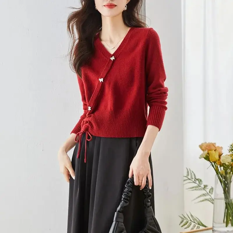 Suéter de lana de punto con cuello en V para mujer, suéter elegante con botones y cordones, Tops simples informales, color rojo sólido, ropa de