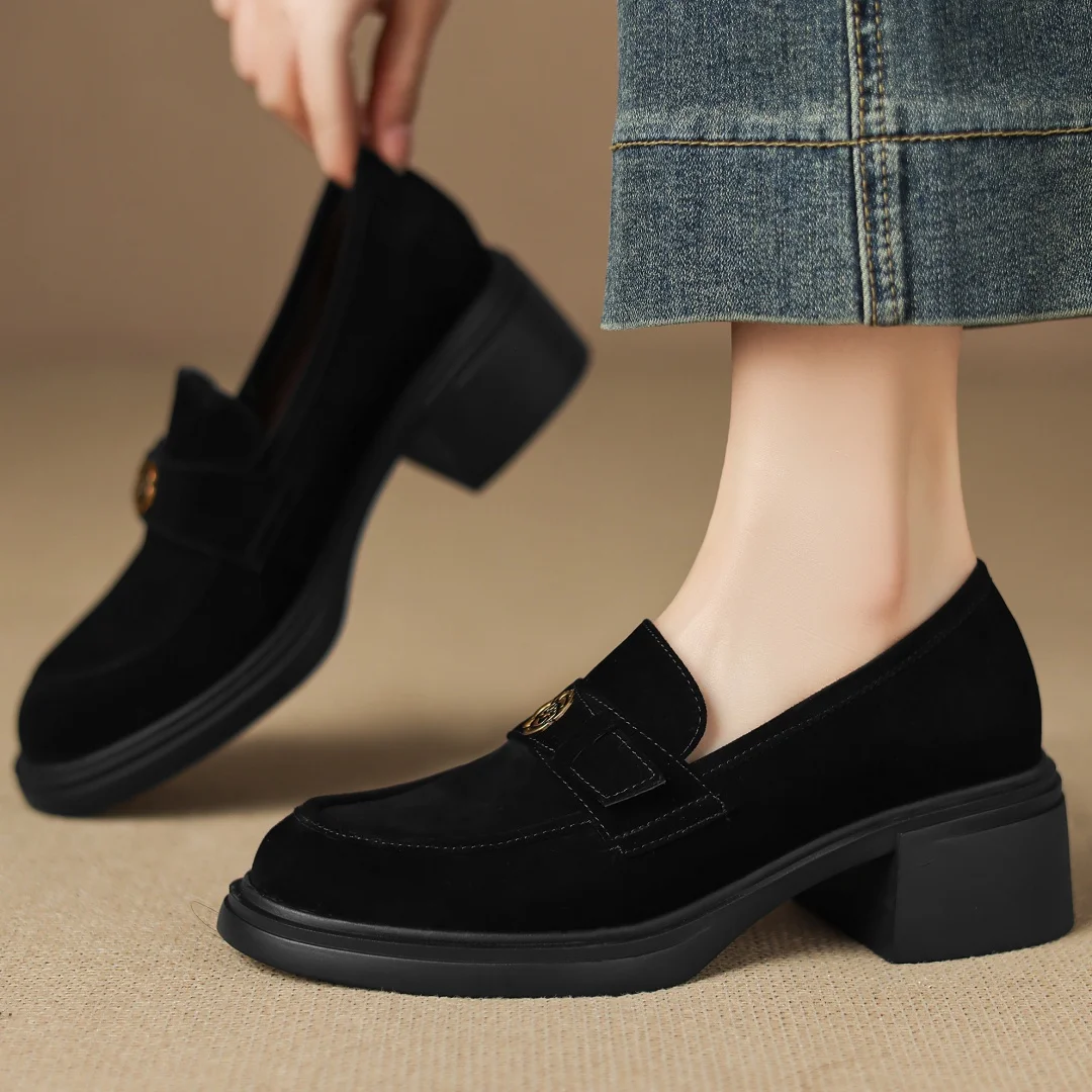 حذاء بدون كعب نسائي من جلد الغزال الطبيعي بمقدمة مستديرة وإبزيم معدني حذاء بدون كعب 5.5 سنتيمتر بكعب مكتنز حذاء الأخفاف الناعم عالي الجودة