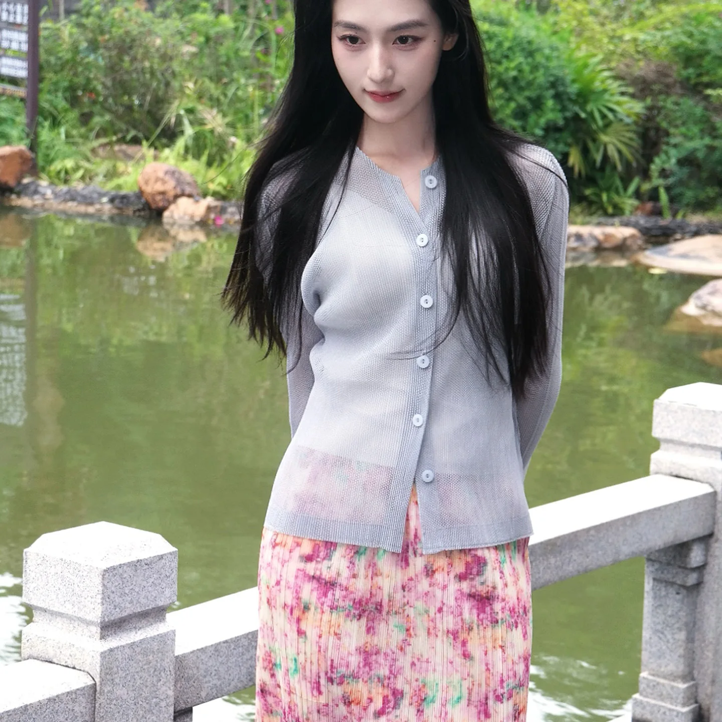 Miyake dobras 2025 nova moda verão impressão terno feminino com decote em v oco para fora topo casual a linha saia de meio corpo conjunto de duas peças