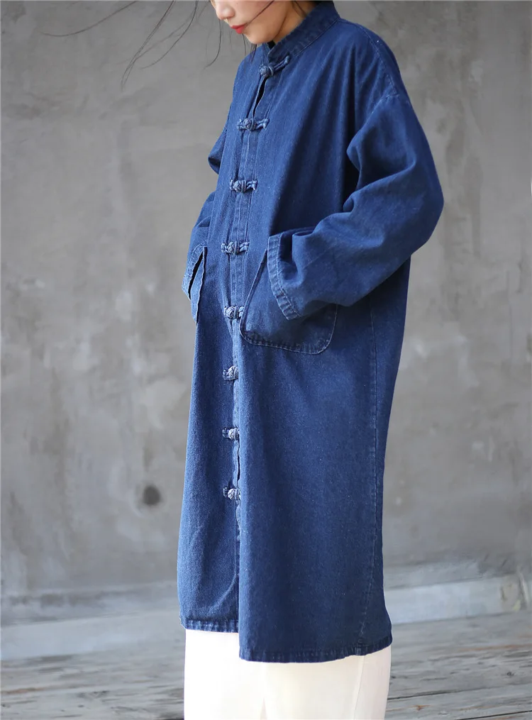 2025 Retro estilo chino Rana botón Zen largo suelto Denim gabardina bata Zen china