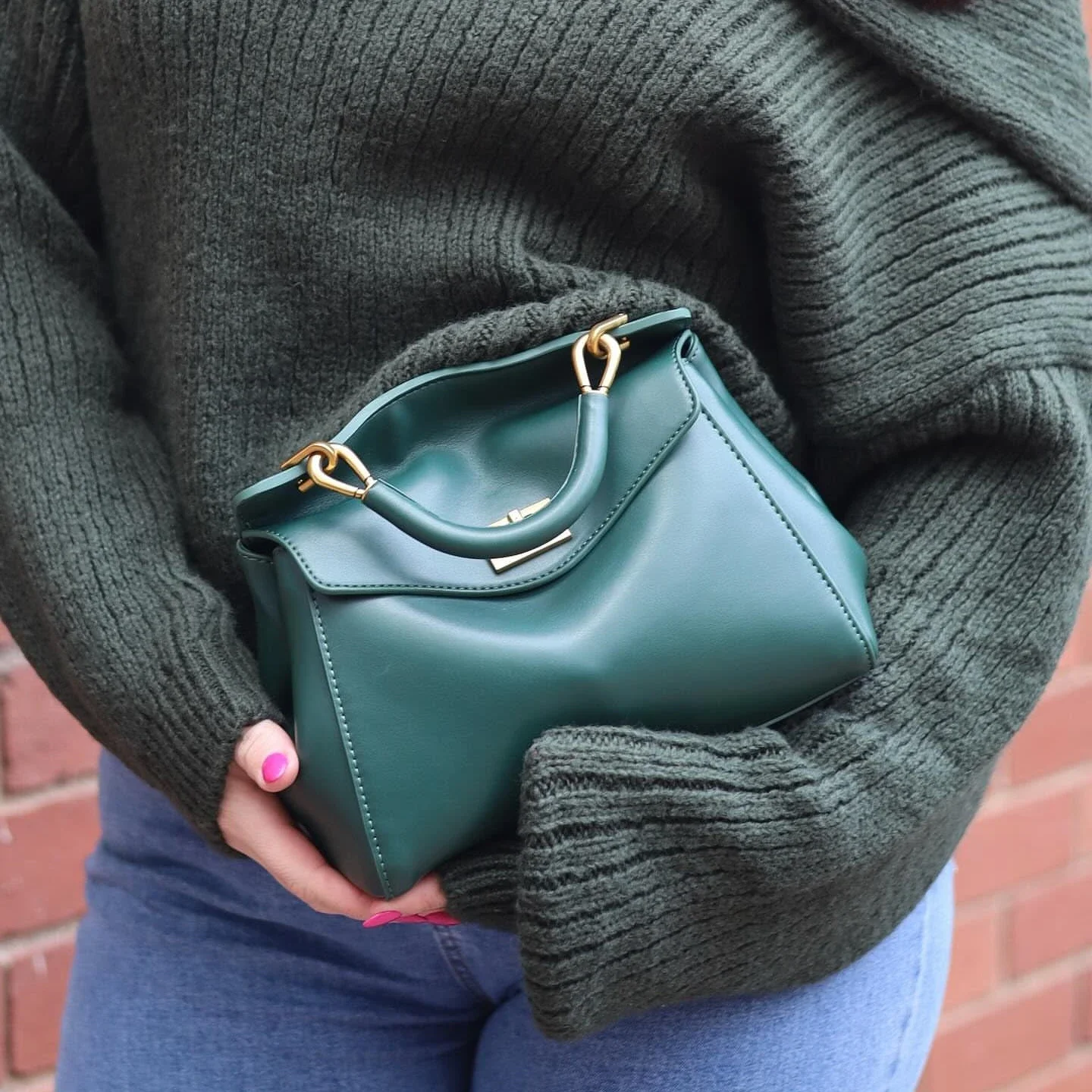 Lucia Echtleder-Handtasche mit Henkel: Damen-Schulter- und Umhängetasche mit Verschluss – Klassische, strukturierte Arbeitstasche – Detail 9