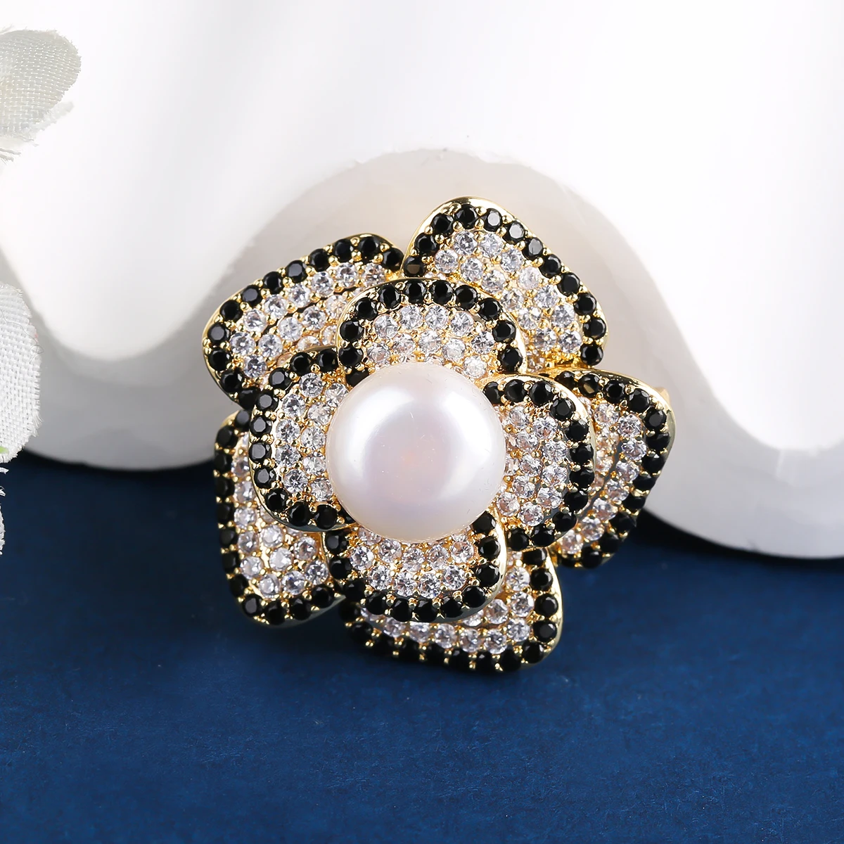 Light Luxury Niche Color Preservation Galvanized Zircon Luxury Inset Pearl Flower Brooch Lady Wedding Party Jewelry Gift