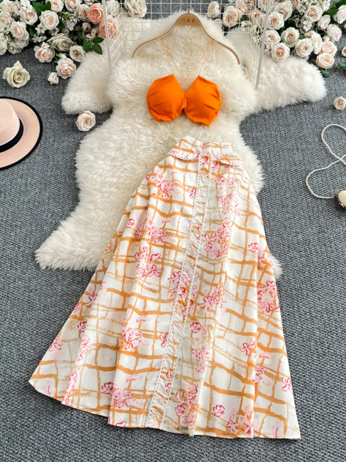 Conjunto de duas peças de verão para férias na praia, com alças sensuais no pescoço, saia midi estampada de cintura alta e mo...