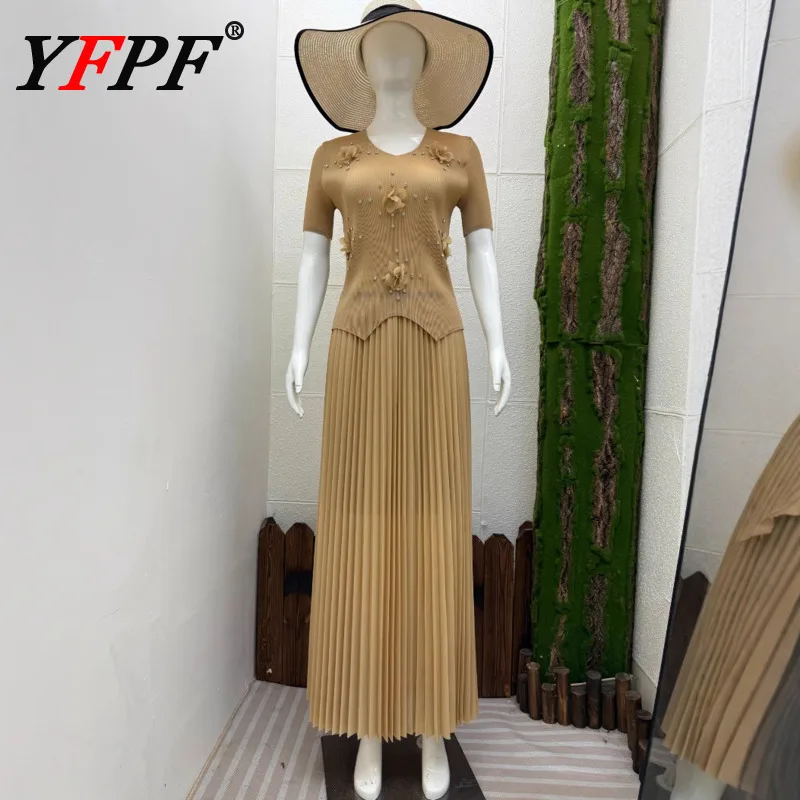 

YFPF комплект в стиле пэчворк с бисером и цветком, женские плиссированные топы с короткими рукавами Miyake + длинная юбка со складками, элегантная новая одежда 2025 г.