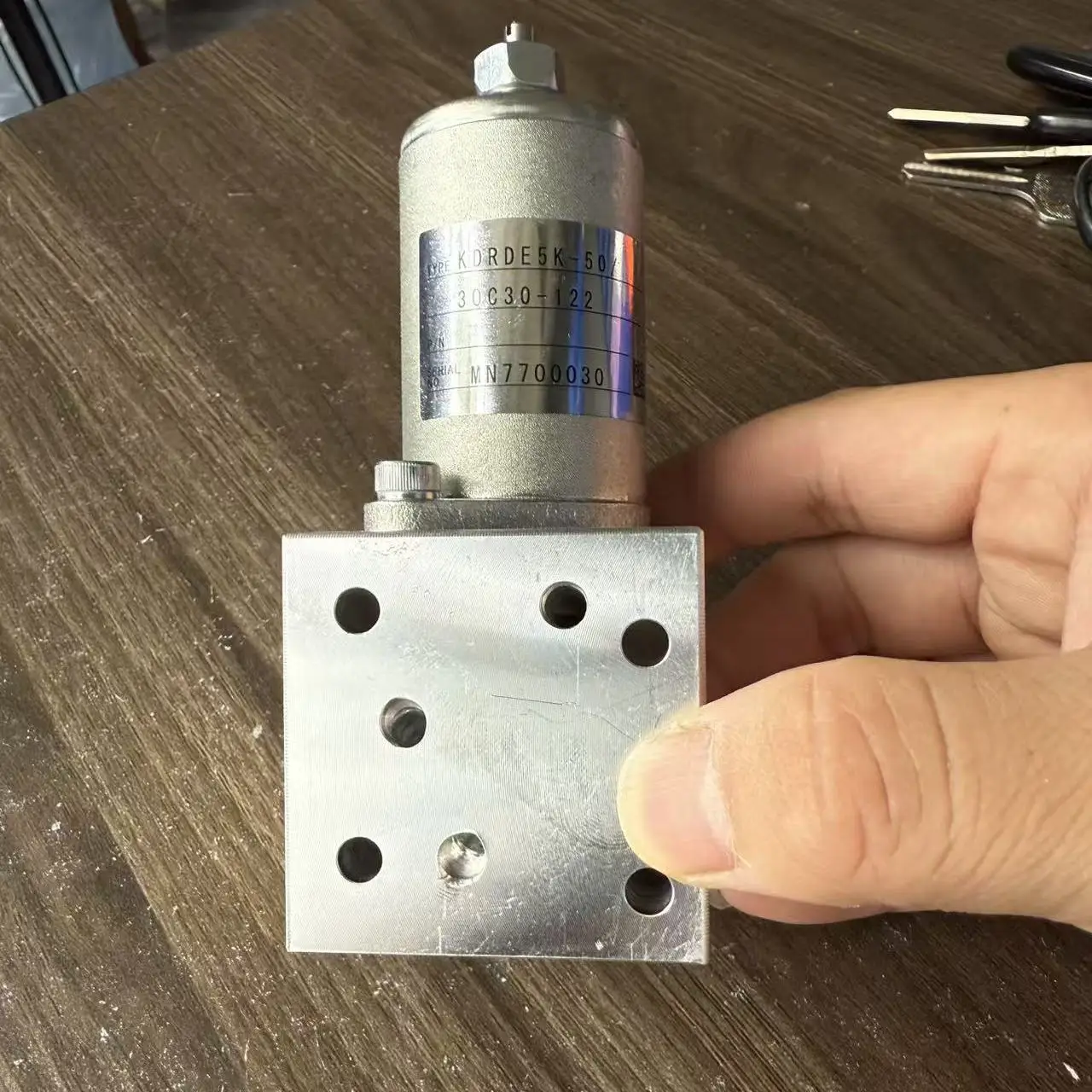 La válvula solenoide anti-tarjeta de excavadora es adecuada para bomba V90N130, adecuada para el conjunto de válvula solenoide anti-tarjeta Sany 205