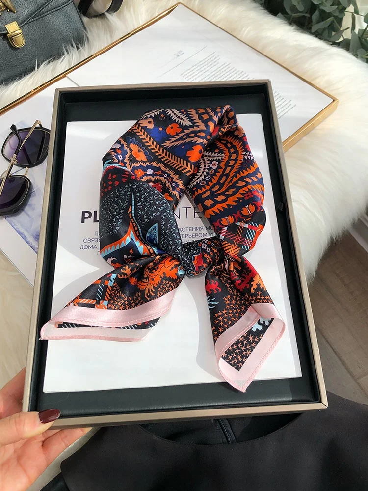 オレンジ色のシルクスカーフ、多用途で季節感のあるファッショナブルな韓国風、女性用小型正方形シルクスカーフ、多機能アクセサリー