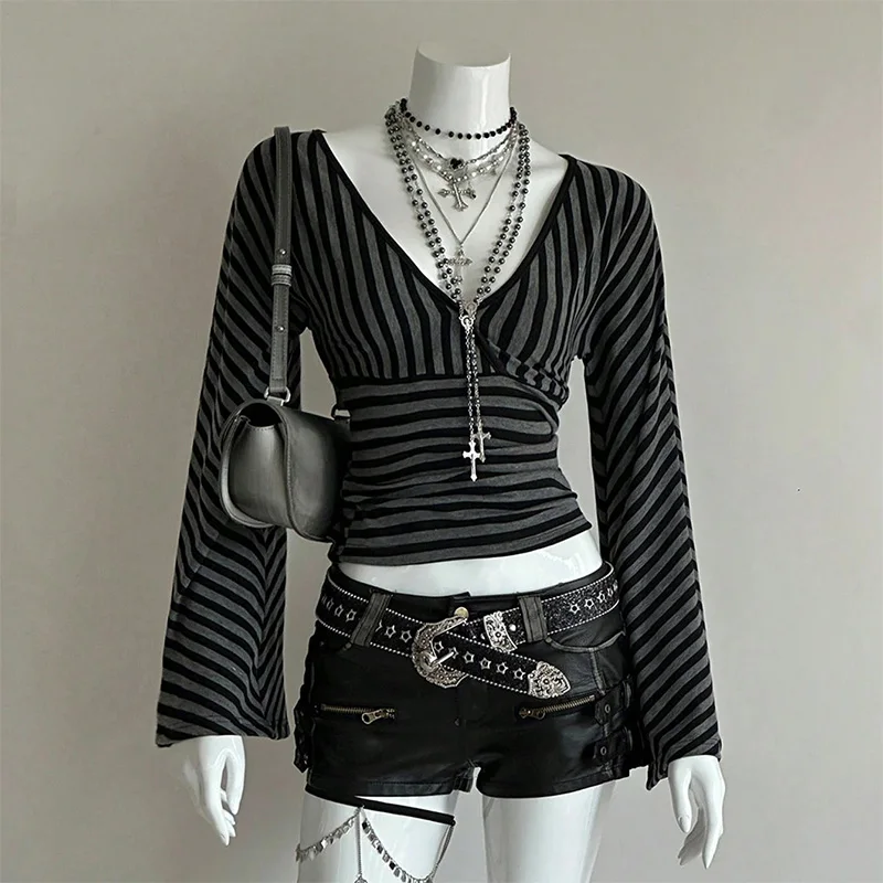 Sommer Damen Y2K Gothic Grunge Streetwear Schwarz-Grau Gestreiftes T-Shirt mit Tiefem V-Ausschnitt, Ausgestellten Langen Ärmeln, Geraffter Taille und Schlanker Passform – Detail 3