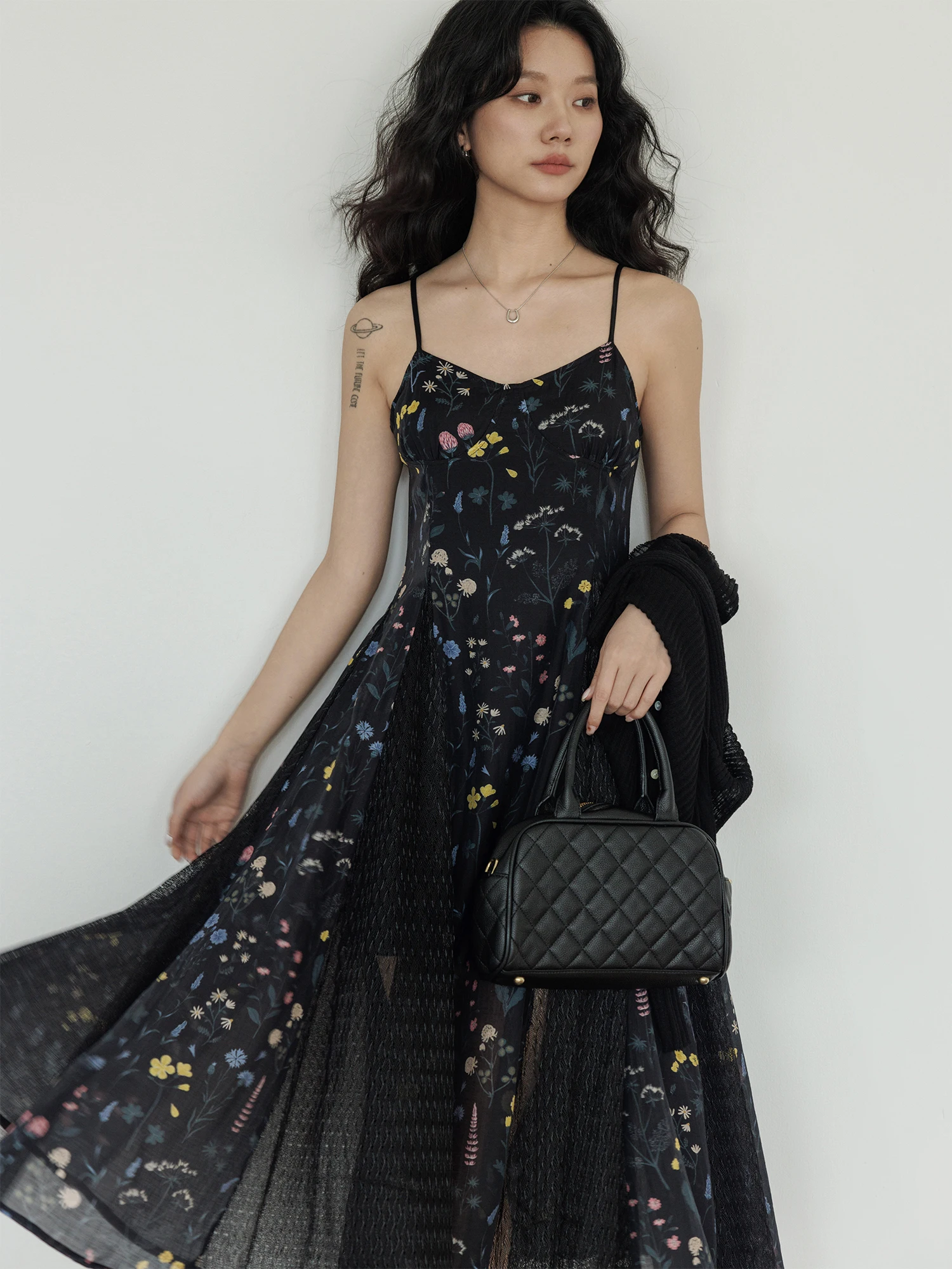 

Летнее женское макси-платье с цветочным принтом, приталенное, в отпускном стиле, с завышенной талией, с кружевными вставками, свободное, повседневное, длинное.