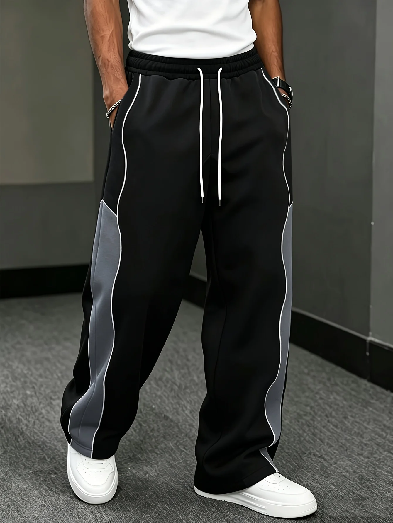 Herbstliche Herren-Freizeithose: Weite, lockere Patchwork-Sporthose mit elastischem Bund und atmungsaktivem Bündchen am Knöchel