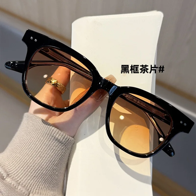 

Unisex Fashionable Large Frame Sunglasses for Outdoor Activities - UV Protection for Hiking and Travel In-car sunglasses