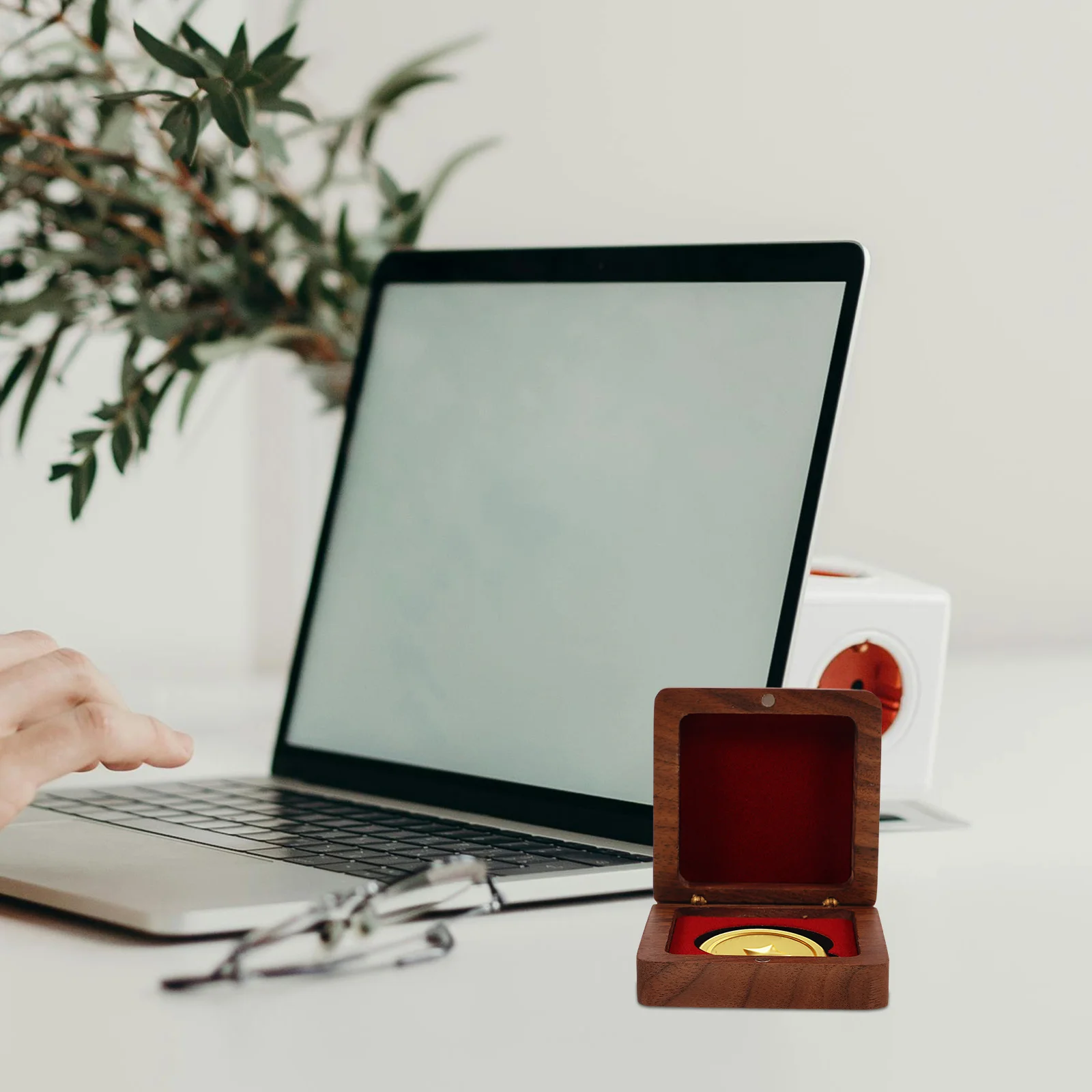 

Medal Display Box Wooden Badge Case Holder Jewelry Lapel Cases Storage Boxes Collection Portable Display Case Compact Size