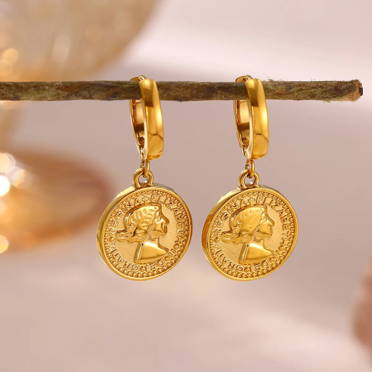 Elizabeth Queen Coin Huggie Hoops Anti Tarnish Stainless Steel Gold Color Medallion Portrait Drop Dangle Earrings Jewelry Lady