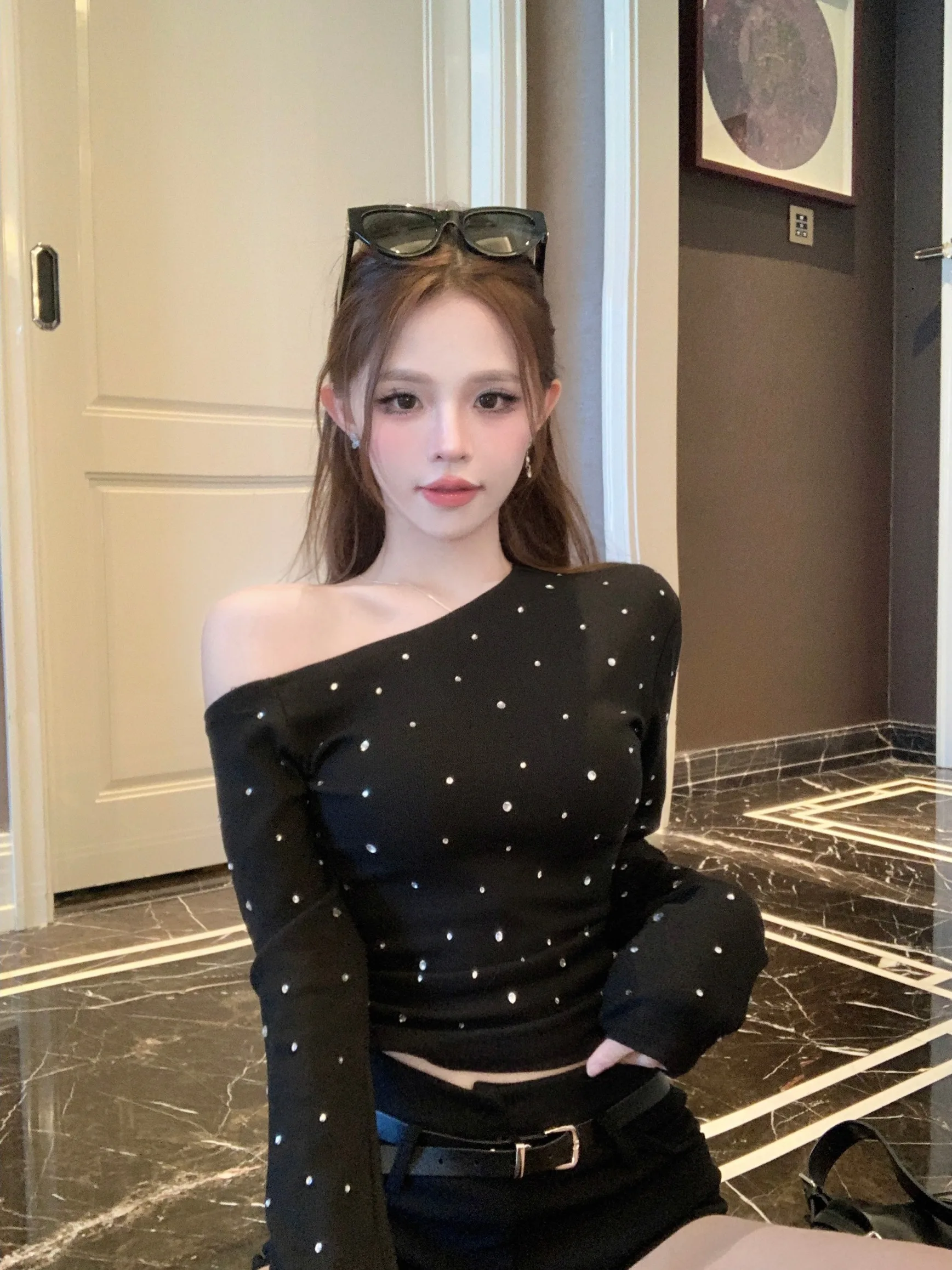 Camiseta de Mujer con Cuello Asimétrico con Incrustaciones de Diamantes Pure Desire, Ajustada a la Cintura, Estilo Informal para Principios de la Primavera...