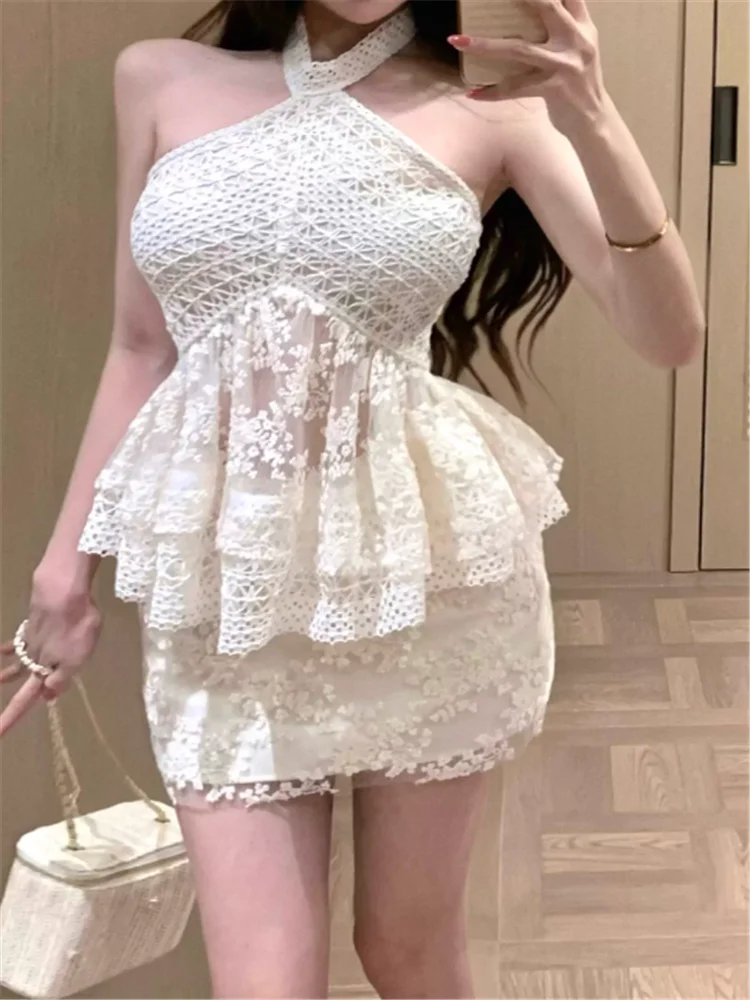 

Новый летний комплект Spicy Girl из 2 предметов: топ-халтер с вышивкой и кружевом и мини-юбка-карандаш. Костюм-двойка для отпуска и курортного отдыха.