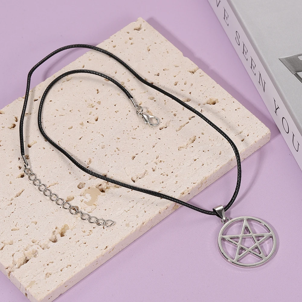 Halskette mit Hohlpentagramm-Anhänger im Gothic-Stil, mit schwarzem Wachsschnurband, verstellbar, für Herren und Damen, geometrisches Accessoire für den täglichen Gebrauch. – Detail 4
