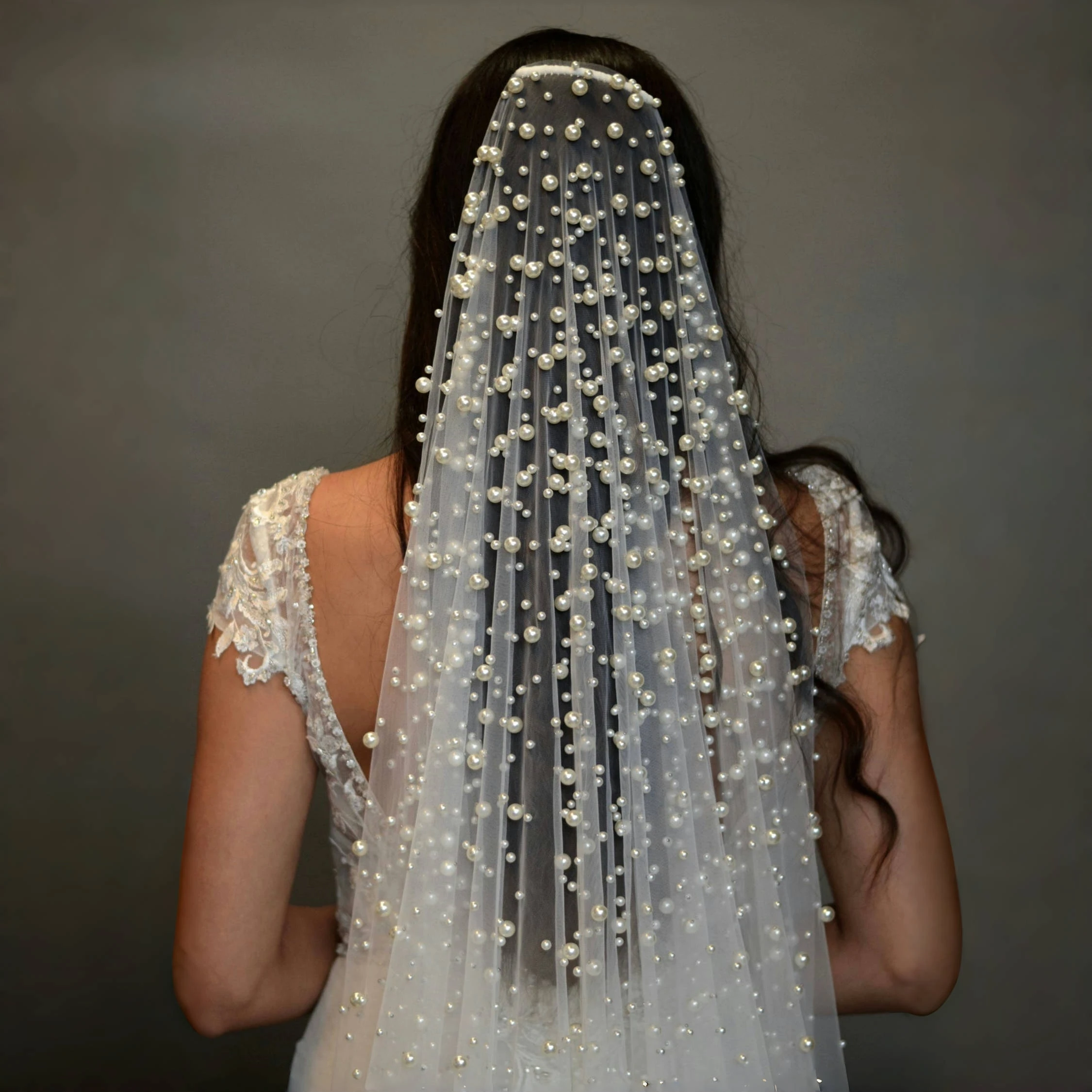 طرحة زفاف فاخرة طبقة واحدة الثقيلة عالية الجودة الحجاب اللؤلؤ الأبيض العاجي مخيط يدويا نمط فريد مع مشط الشعر G139