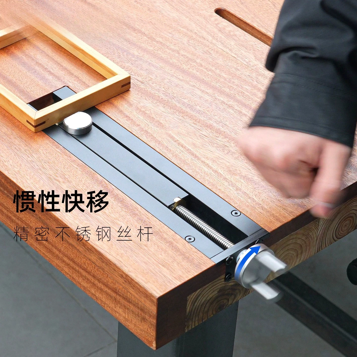 Woodworking table with built-in tail pliers, handwheel clamp, desktop accessories