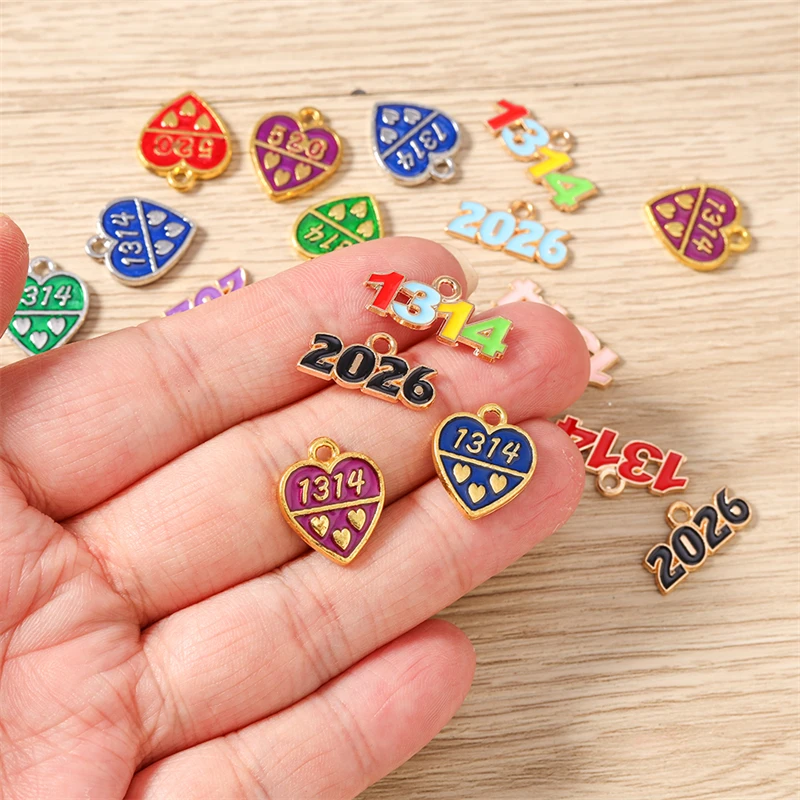 10 Stück Niedliche Anhänger mit den Zahlen 1314 2026, Emaille-Herzanhänger für Schmuckherstellung, Halsketten, Ohrringe, DIY-Bastelzubehör – Detail 2
