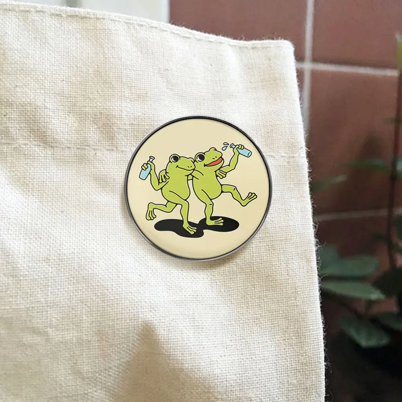 Funny Drinking Frog UV Printing Pin Cartoon Two Frogs Brooch Retro Animal Lapel Badge Metal Backpack Jacket Gift For Friends