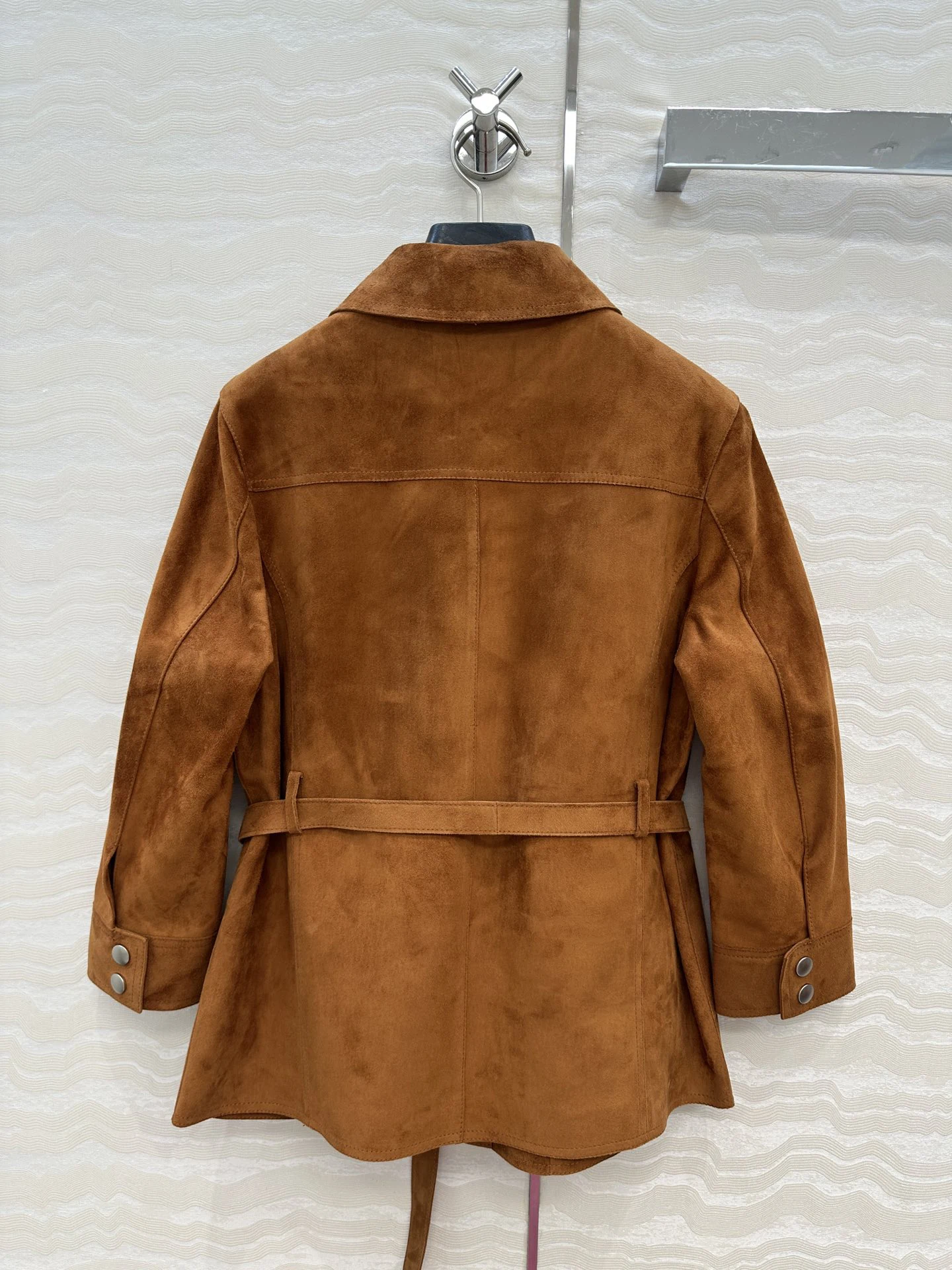 Luksusowa kurtka ze skóry zamszowej - klapy w kształcie litery V, dopasowany krój, miękka jak masło i stylowa